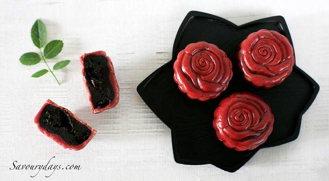 Red Velvet Rose Mooncake – Bánh nướng nhân chocolate rum nho