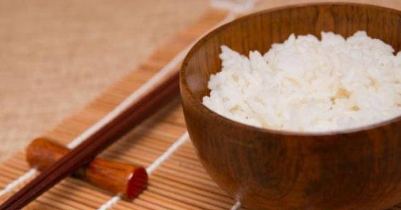 Ngày xưa cắm đũa thẳng đứng vào bát là bị mắng, đọc xong mới hiểu lý do tại sao