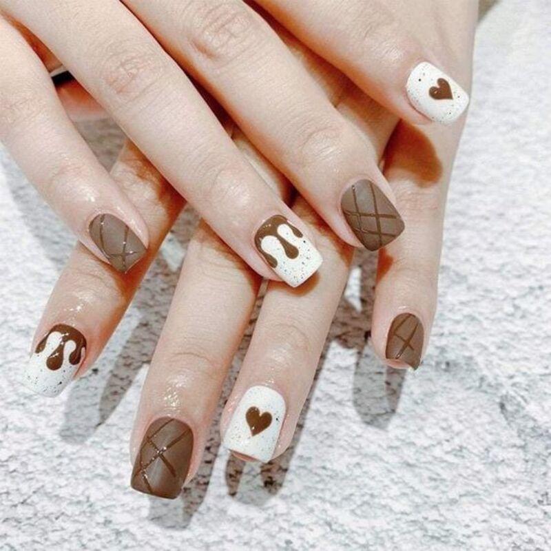 22 Mẫu nail kẻ sọc cá tính và thời thượng nhất 2024