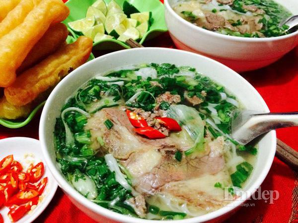 Cách nấu phở bò tái gầu ngon tuyệt đãi cả nhà sau Tết