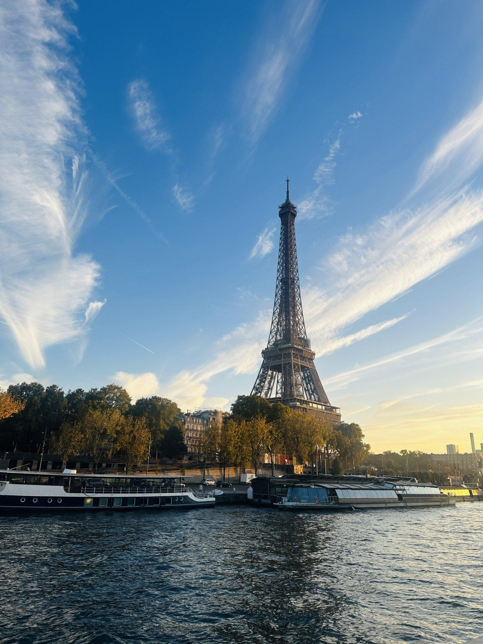 Tháp Eiffel nhìn từ sông Seine lúc hoàng hôn.