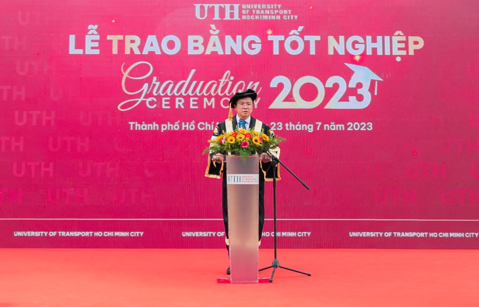 Trường Đại học GTVT TP.HCM trao bằng tốt nghiệp cho hơn 800 sinh viên