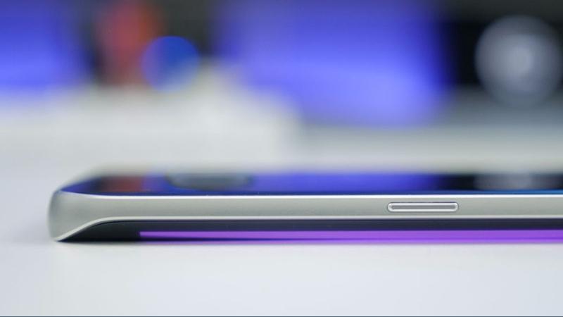 Bật sáng màn hình cạnh trên điện thoại Samsung là một hiệu ứng thị giác độc đáo