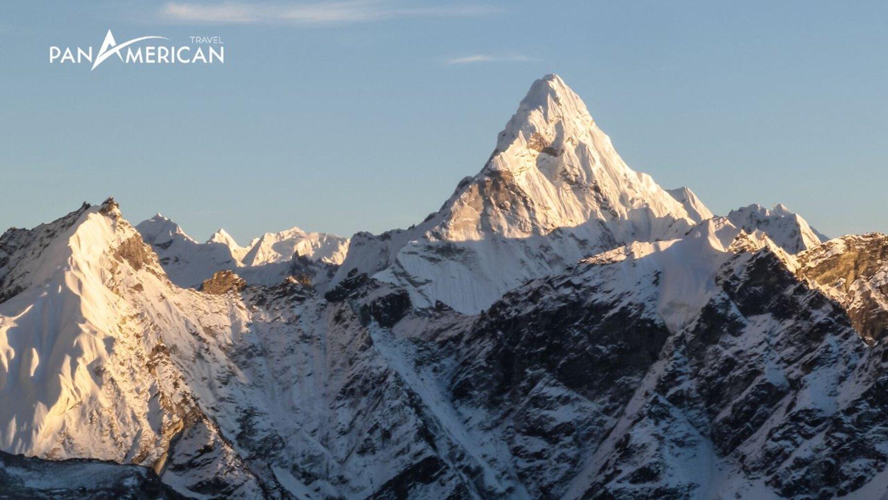 Đỉnh núi Everest nằm trên biên giới giữa Nepal và Trung Quốc