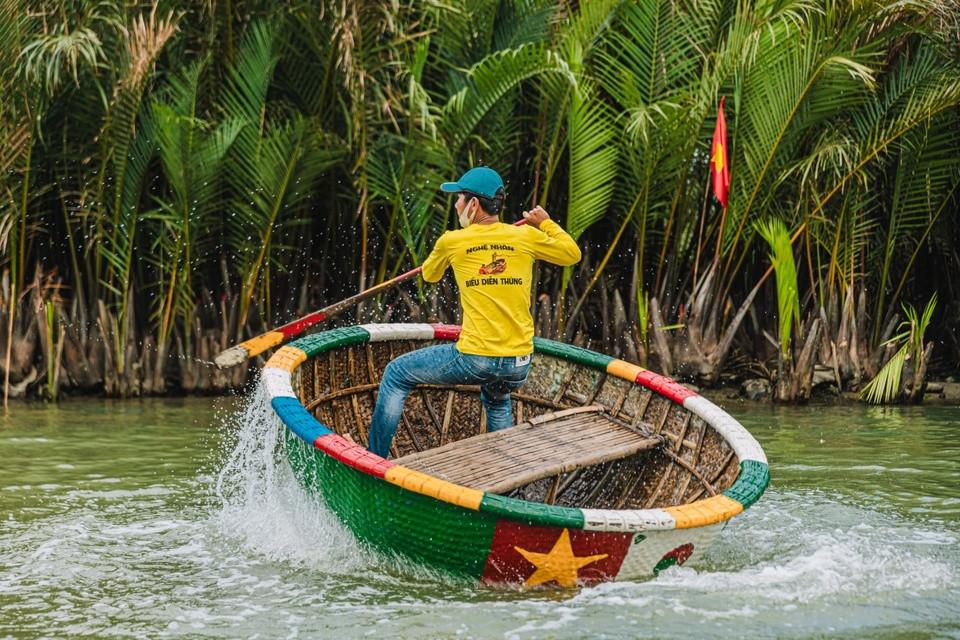 Trải nghiệm cảm giác quay cuồng trên thuyền thúng ở Hội An