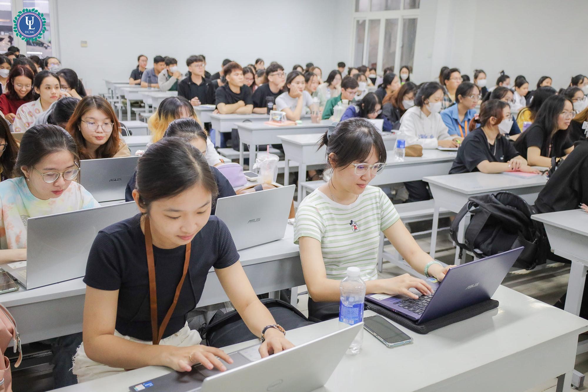 Biến động điểm chuẩn ngành Luật năm 2023 của các trường đại học "top" đầu