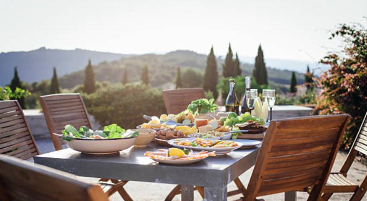 Greek salad là gì? Nguồn gốc và cách làm Greek salad đơn giản tại nhà