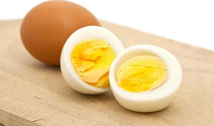 Hiện tượng trứng sau khi luộc bị biến đổi cấu trúc này gọi là hiện tượng đông tụ của protein.