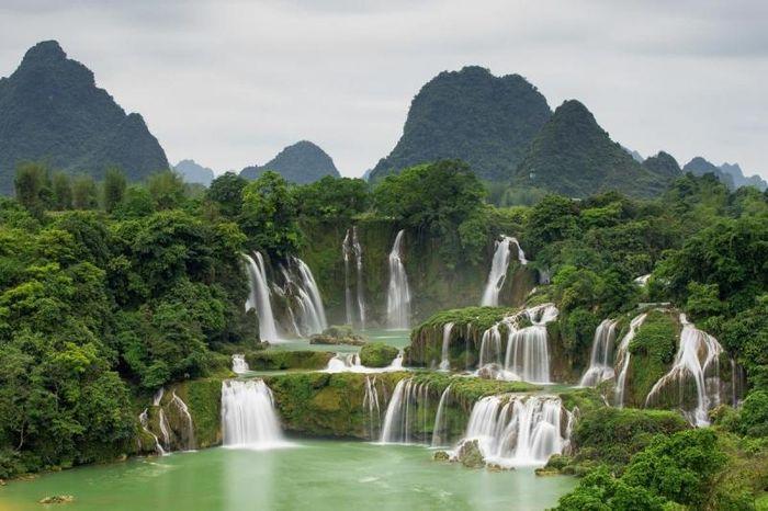 Thác Bản Giốc nằm ở xã Đàm Thủy, huyện Trùng Khánh, Cao Bằng khoảng, thác Bản Giốc là một trong sáu thác nước đẹp nhất thế giới. Sự tuyệt vời được tạo hóa ban tặng làm cho cảnh quan thác nước trở nên huyền bí và ngoạn mục giữa đại ngàn xanh thẳm.