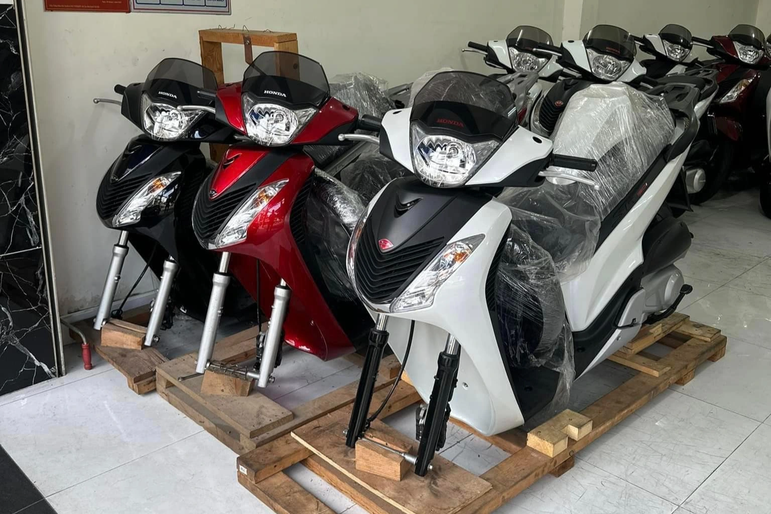 Choáng với giá bán lên tới 1,5 tỷ đồng cho một chiếc Honda SH 150i đời 2012 - 1