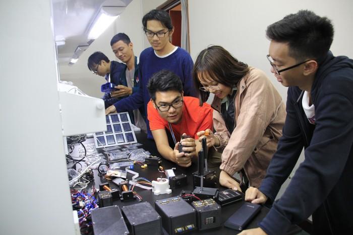 Sinh viên ngành Kỹ thuật không gian thực hành xử lý tín hiệu và ảnh vệ tinh. Nguồn ảnh: NVCC.