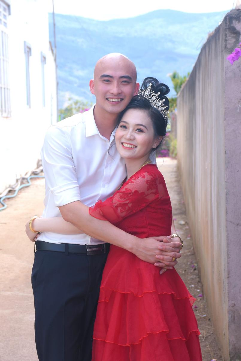 Cặp đôi yêu xa 4 năm, vừa kết hôn hạnh phúc khuyên: "Đừng yêu xa!"