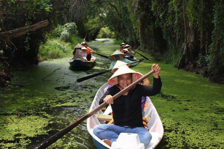 Trải nghiệm ngồi trên xuồng, khám phá rừng tràm là hoạt động khó quên tại làng nổi Tân Lập.