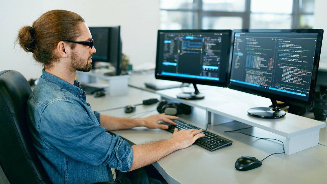 Lập trình viên là gì? Kỹ năng cần có để trở thành Developer