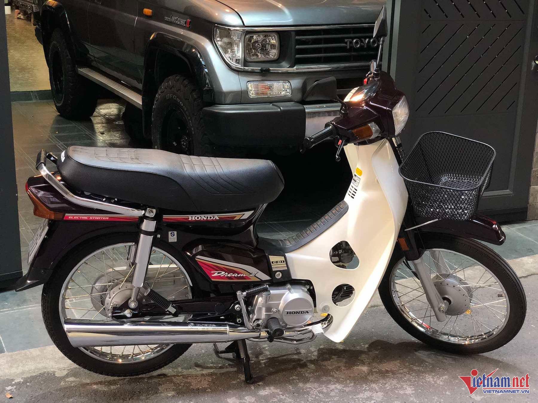 Honda Dream Thái đời 1997 giá 100 triệu đồng ở Hà Nội được dọn kỳ công như mới