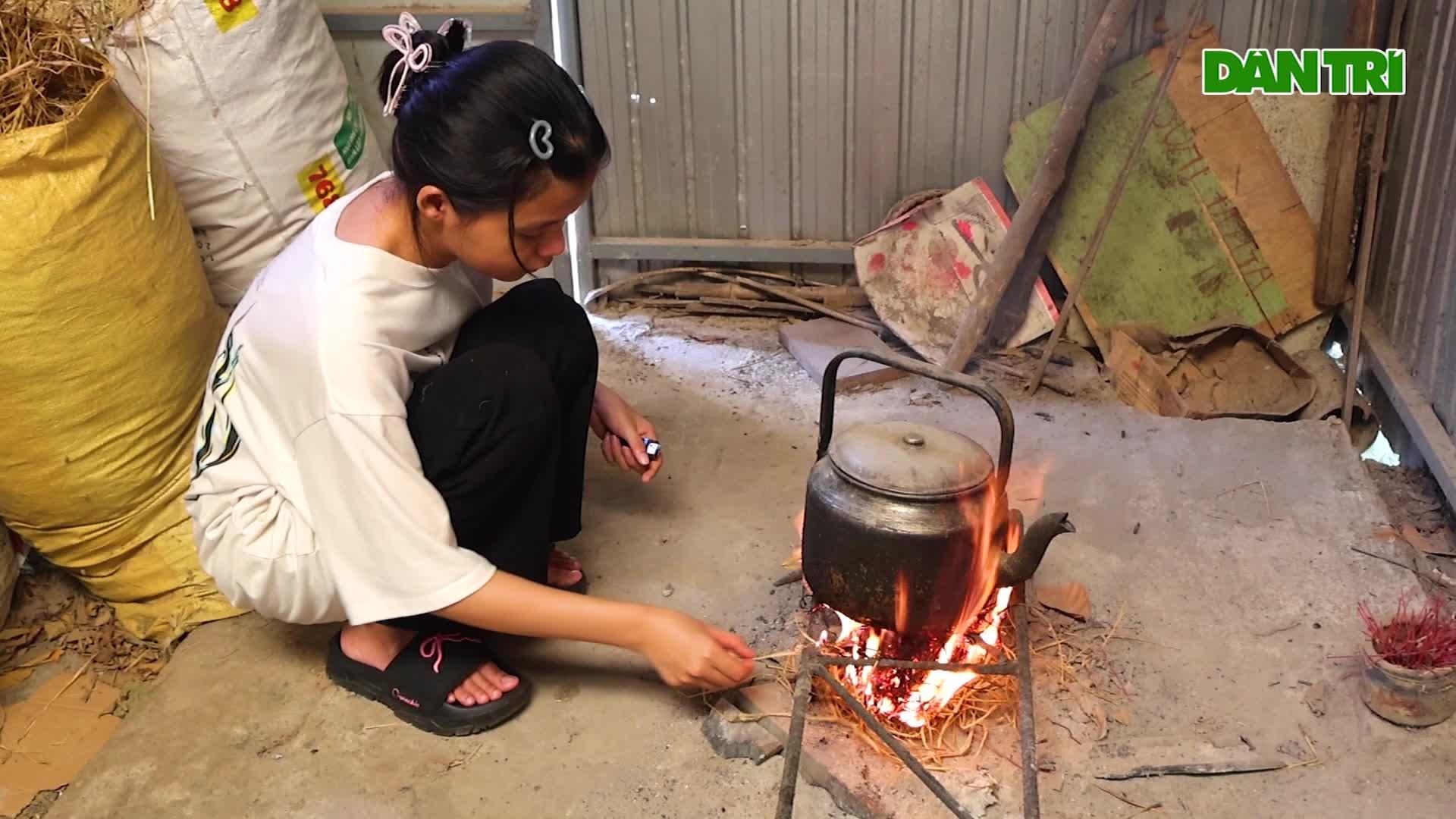 Nữ sinh bật khóc cầm giấy khen đứng "khoe" trước di ảnh cha mẹ