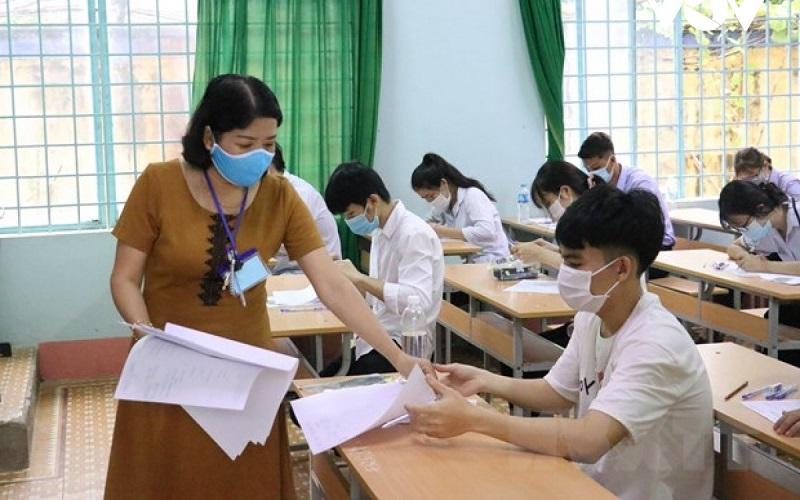 Thi tốt nghiệp THPT 2024 gồm mấy môn? Trắc nghiệm hay tự luận?