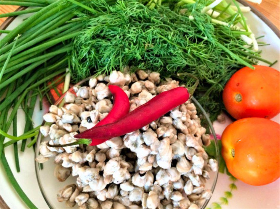 Cách nấu canh hến cà chua giải nhiệt cho gia đình vào mùa hè oi bức