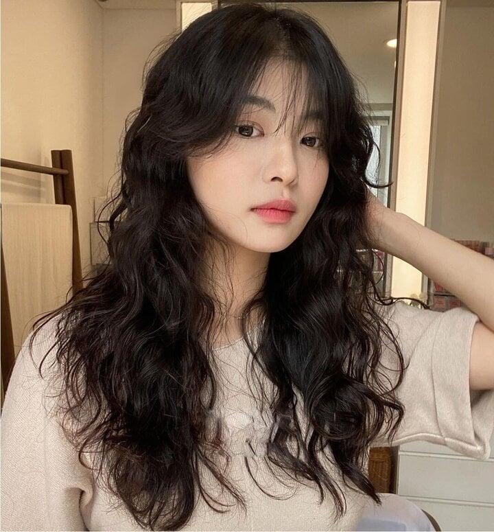 Tóc xoăn nên chọn uốn nóng hay uốn lạnh?