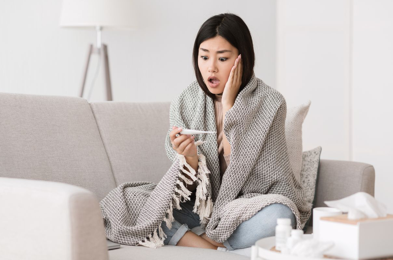 Người lớn bị sốt nóng lạnh nên làm gì?