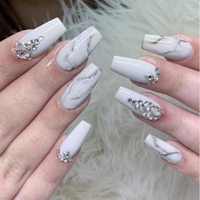 15+ Mẫu nail màu trắng sữa hợp xu hướng, quý phái với chị em