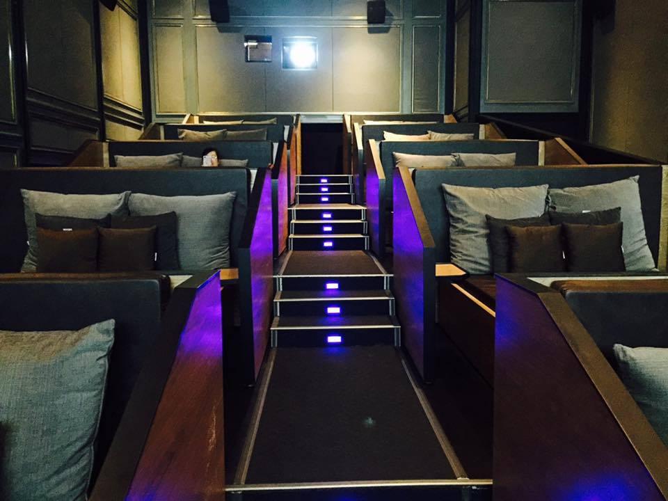 Rạp chiếu giường nằm: Thoải mái ôm hôn, riêng tư như phòng ngủ