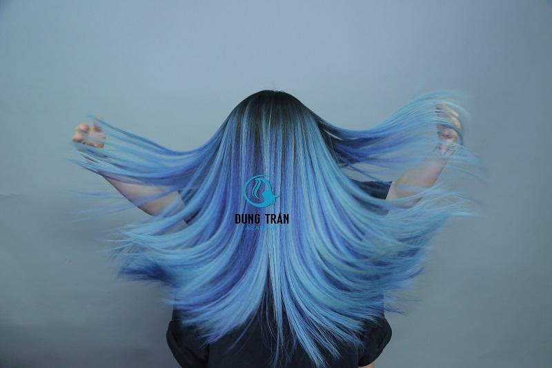 Hè là phải rực rỡ với nhuộm tóc màu xanh dương “hot trend”