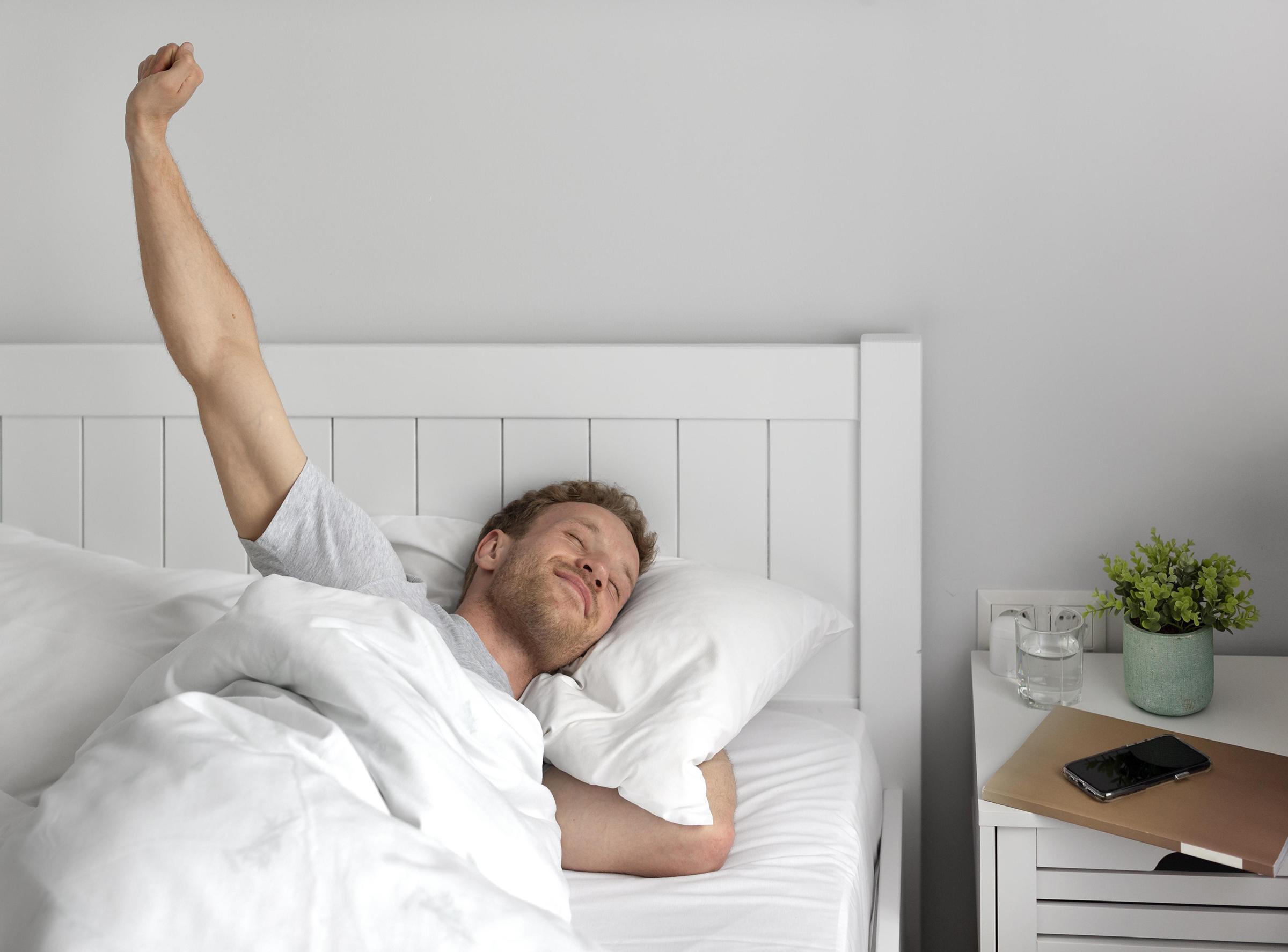 Vì sao không nên để điện thoại ở gần giường khi ngủ