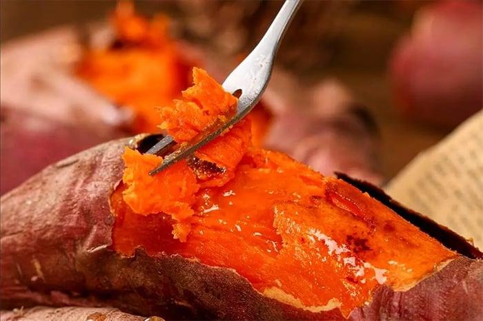 Khoai lang ruột vàng, trắng hay cam ngon và bổ dưỡng hơn? (Ảnh: Sohu)
