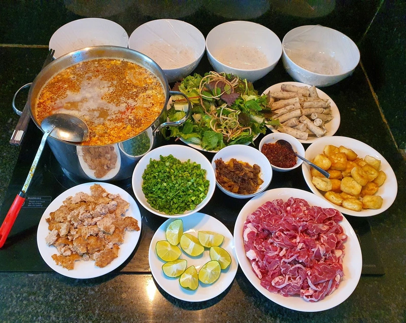 Sau sinh ăn bún riêu cua được không?