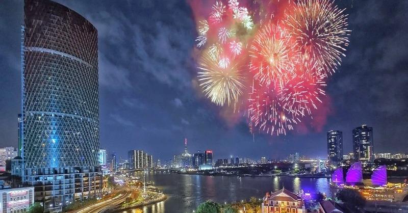 Pháo hoa được bắn tại trung tâm thành phố Hồ Chí Minh