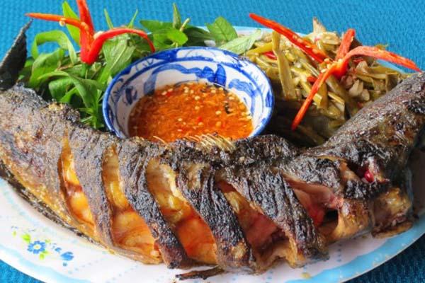 Cá nướng chấm mắm gừng
