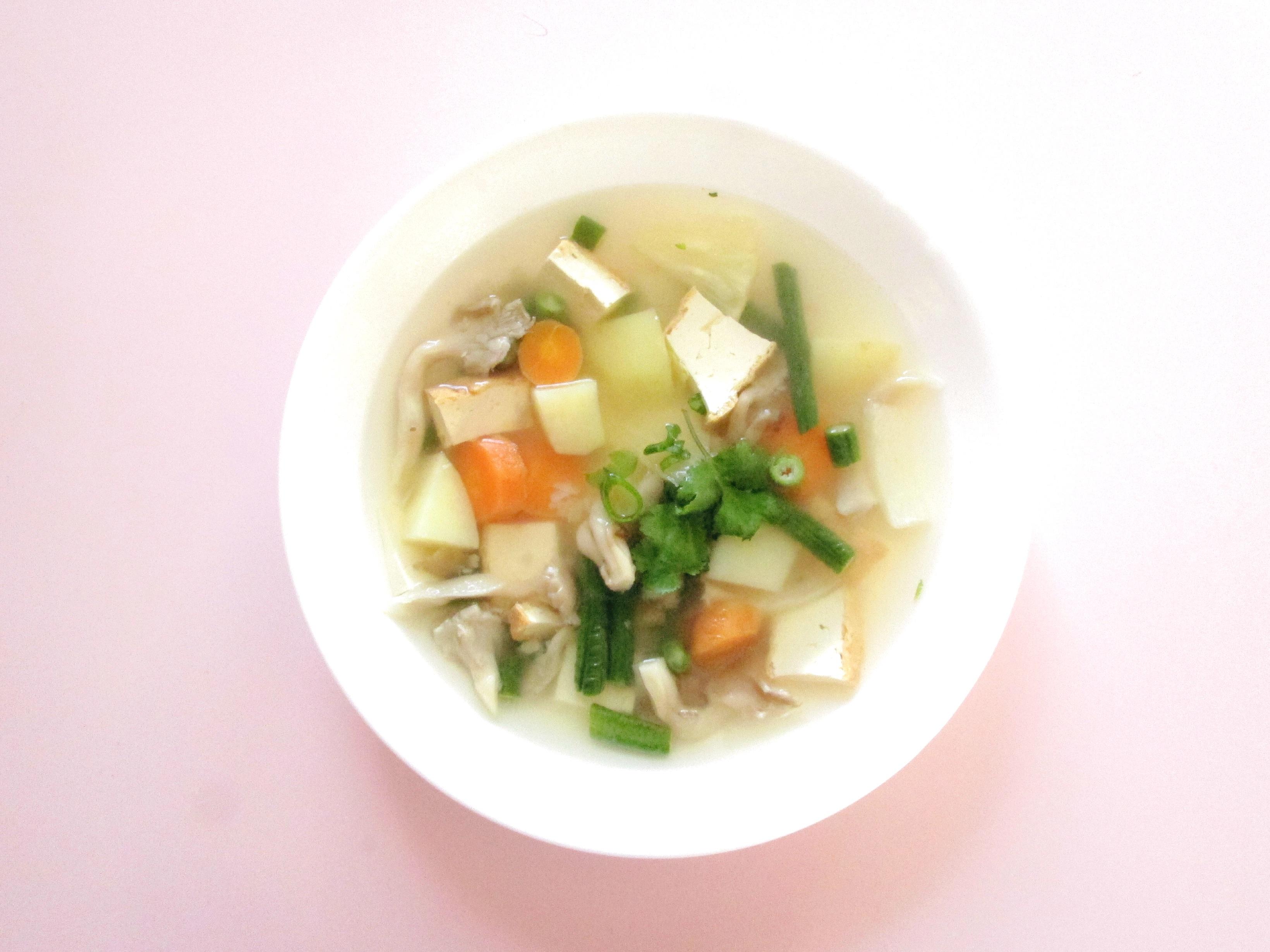 Canh Chay Đậu Phụ Nấm (Tofu and Beech Mushroom Soup)