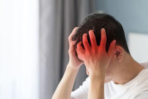 Sau giai đoạn ủ bệnh, người bệnh có thể gặp tình trạng đau nhức đầu