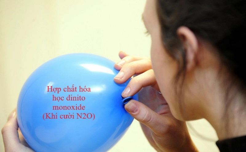 Bản chất của bóng cười là mang theo loại khí gây cười