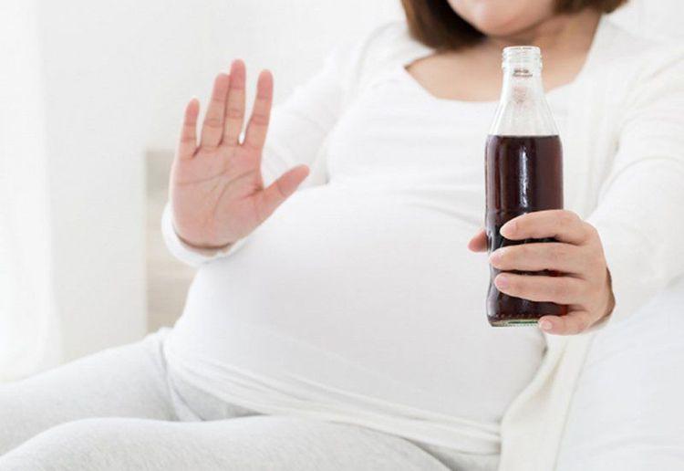 Nên hạn chế uống coca khi mang thai