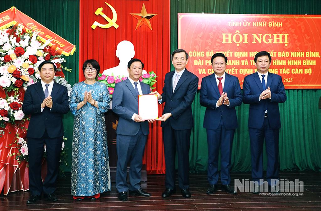 Công bố quyết định hợp nhất Báo Ninh Bình và Đài Phát thanh và Truyền hình Ninh Bình - Báo và Đài Phát thanh - Truyền hình Ninh Bình