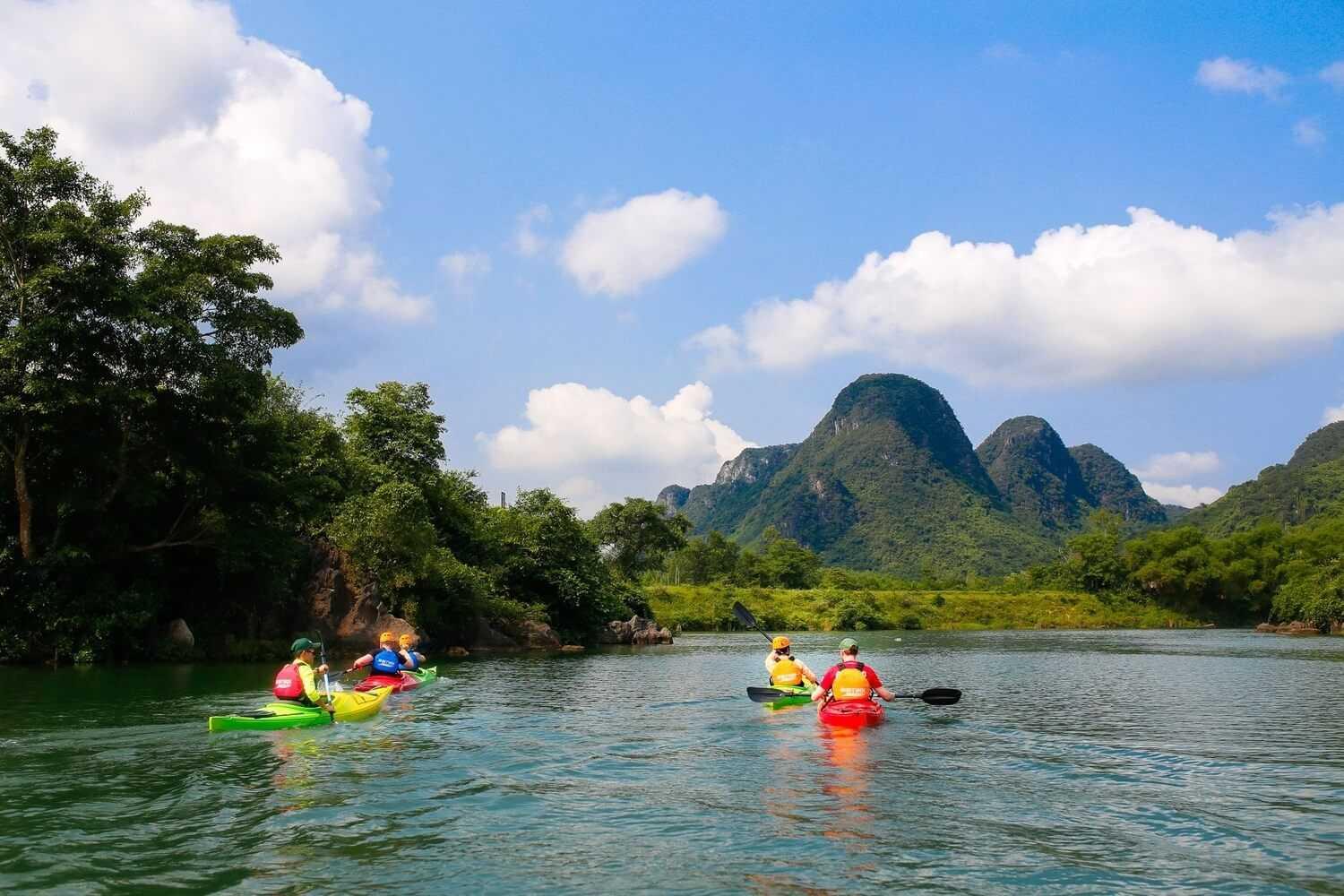 Việt Nam có địa hình đa dạng, nhiều bãi biển và sông suối đẹp, rất thích hợp cho hoạt động chèo kayak