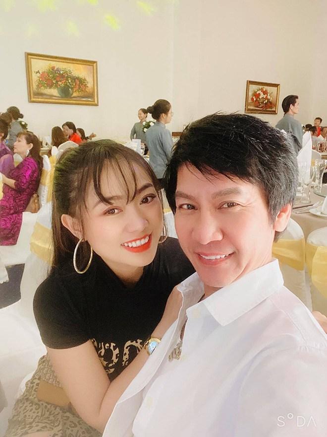 Chồng cũ danh hài Kiều Oanh lấy vợ hai kém đến 30 tuổi: "Cưới 5 năm giờ càng mặn nồng"