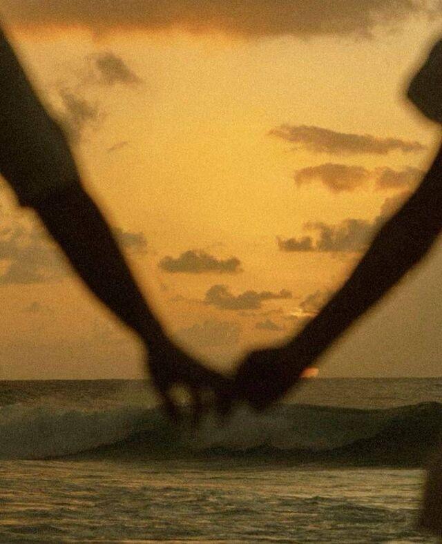 Ý nghĩa của hình ảnh nắm tay người yêu