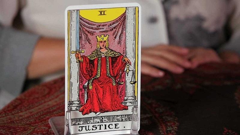 Justice Tarot: Giải mã chi tiết ý nghĩa tình yêu, sự nghiệp và sức khỏe