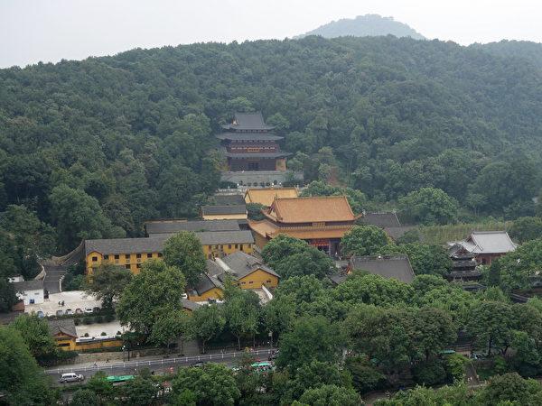 Tế Công dùng áo cà sa che núi, chuyển gỗ từ giếng cổ