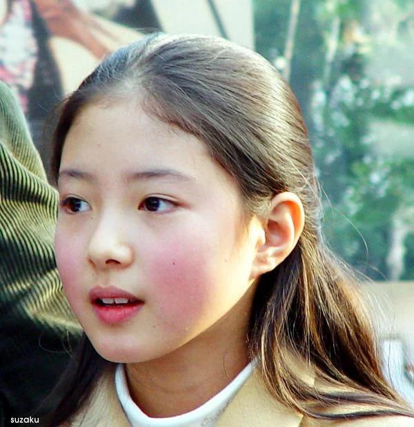 Bé gái sinh ra đẹp như tranh vẽ, mẹ cho làm diễn viên vì sợ bị bắt cóc, nhan sắc khi lớn gây rúng động cả nước - 2