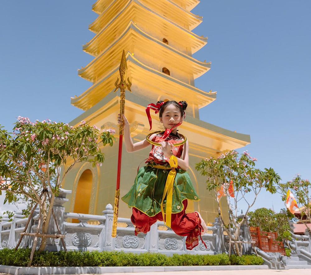 Bộ ảnh “Na Tra” nhí siêu cute trên Chùa Trúc Lâm Phụng Thùy Sơn Nha Trang đang gây bão MXH