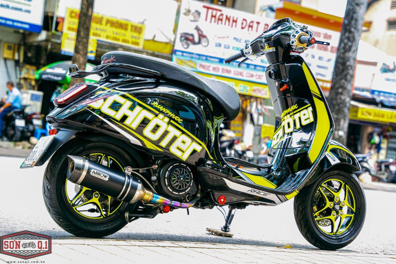 Vespa Sprint với dàn áo ấn tượng & các món đồ chơi chất lượng cao