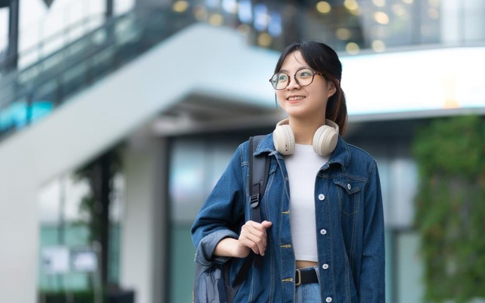 Con gái nên đi du học nước nào? Chọn ngành nào dễ xin việc?