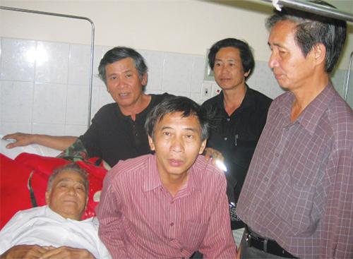 Lang thang qua chiến tranh - Kỳ 4: Nhà thơ thử nói về hạnh phúc