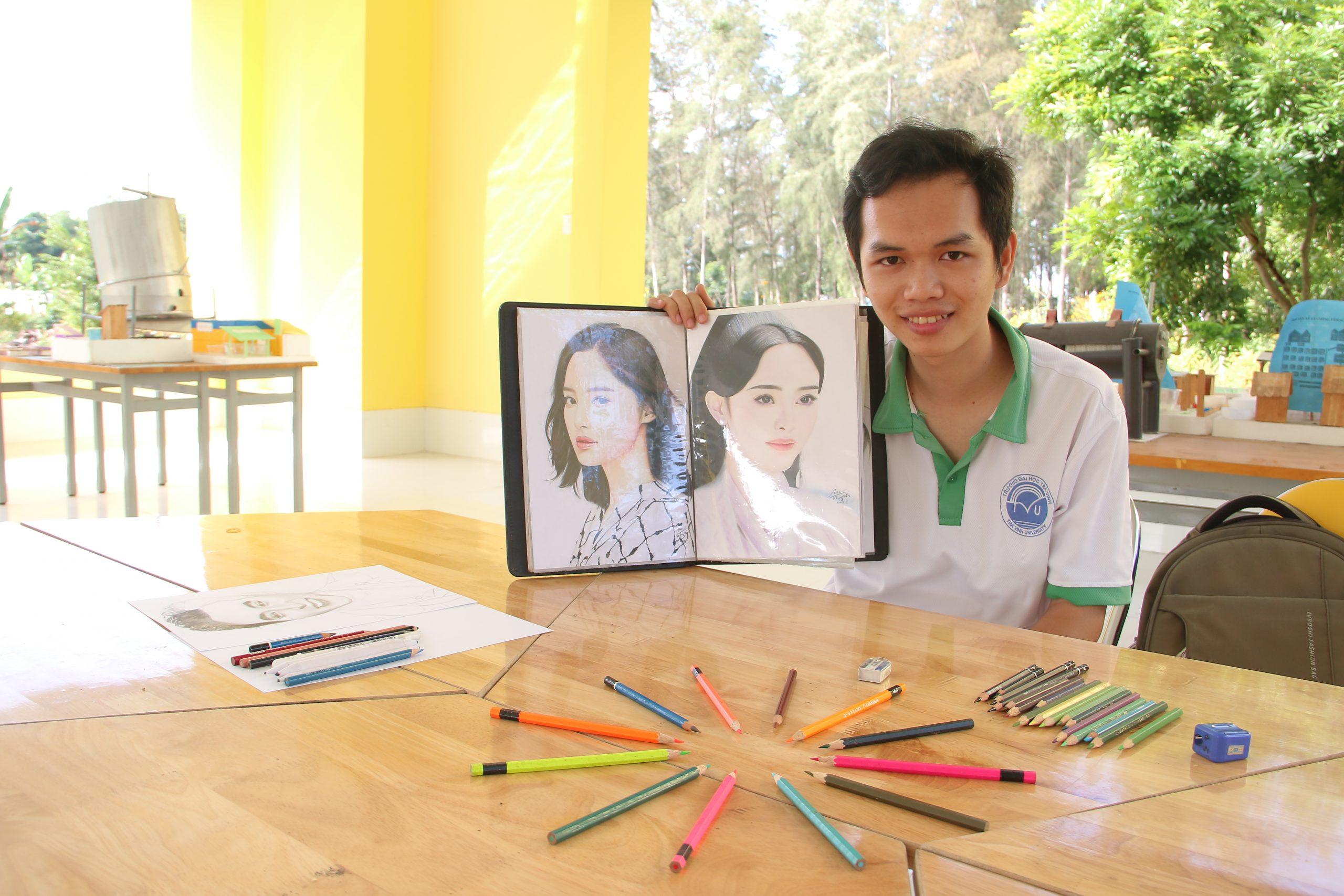 Nam sinh viên vẽ tranh chân dung bằng bút chì như thật