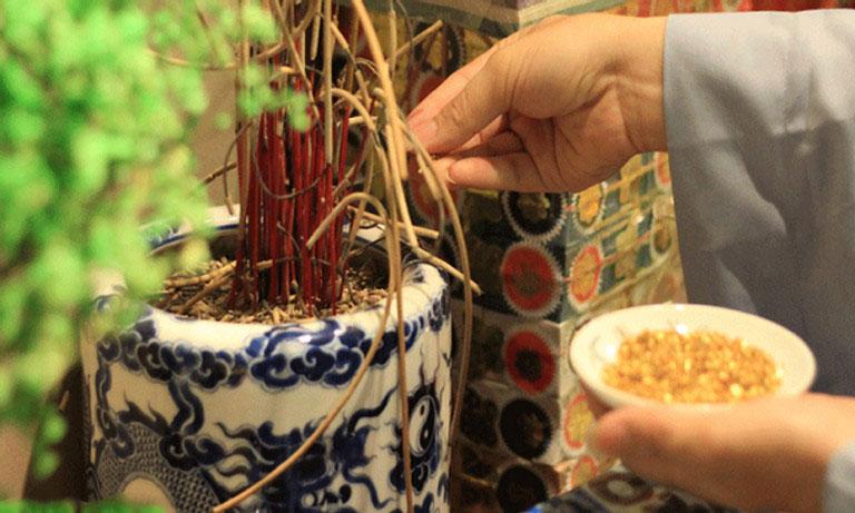 Văn Khấn Bao Sái Bát Hương, Xin Tỉa Chân Nhang [Cập Nhật 2025]