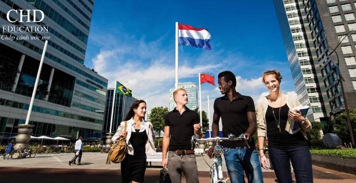 DU HỌC HÀ LAN NÊN HỌC BẰNG NGÔN NGỮ NÀO: TIẾNG ANH HAY TIẾNG HÀ LAN?